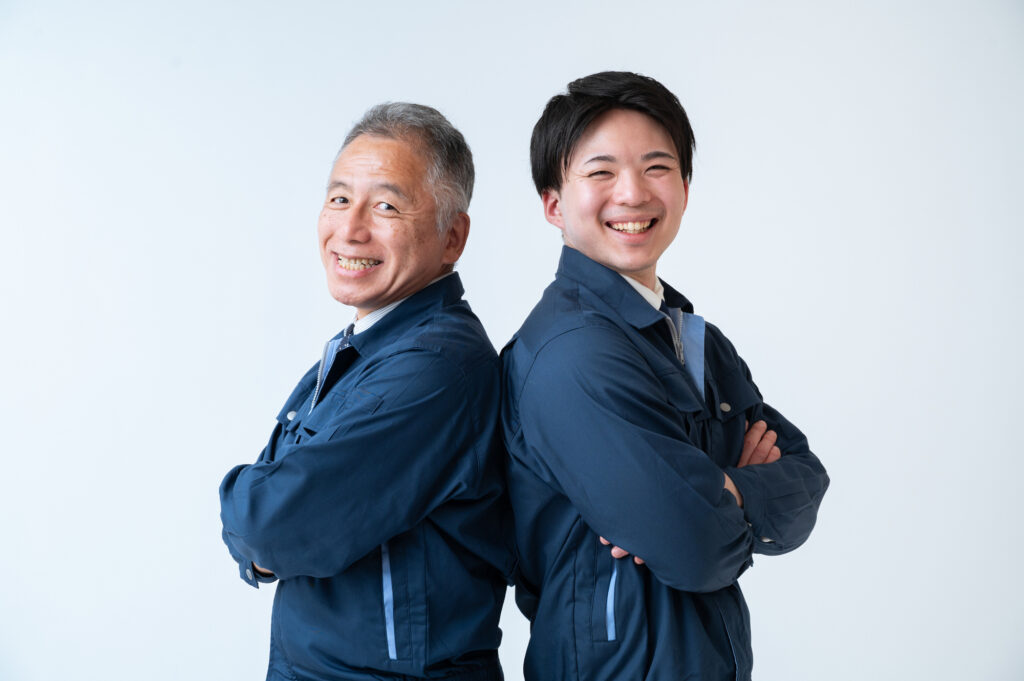 先代と若手後継者が並んで立つ、事業承継のイメージ